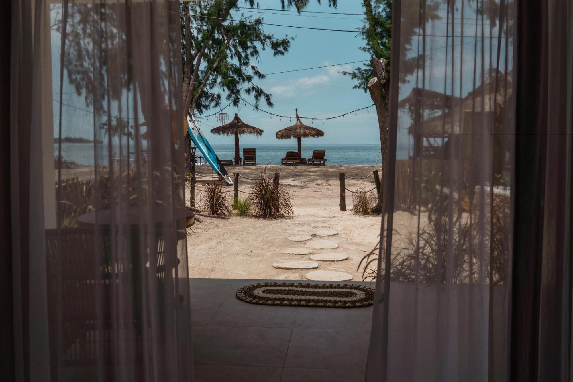 Sunscape Villa - Beachfront And Private Pool Νησιά Γκίλι Εξωτερικό φωτογραφία